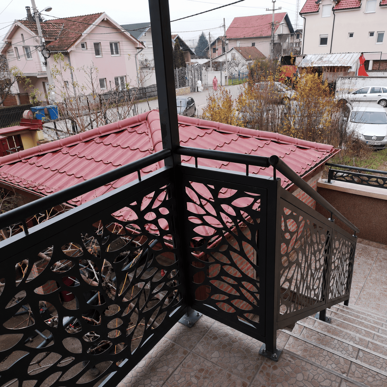 Dekorativna ograda za terasu sa laserski sečenim panelima