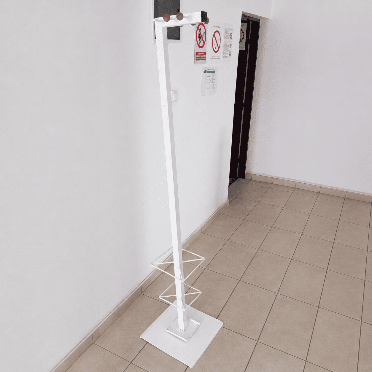 Samostojeći metalni stalak sa postoljem